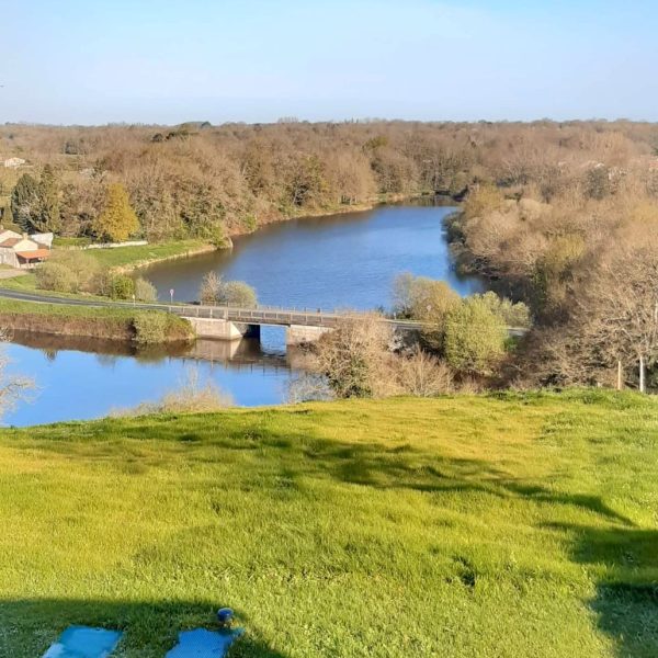 La vue sur le lac depuis le jardin