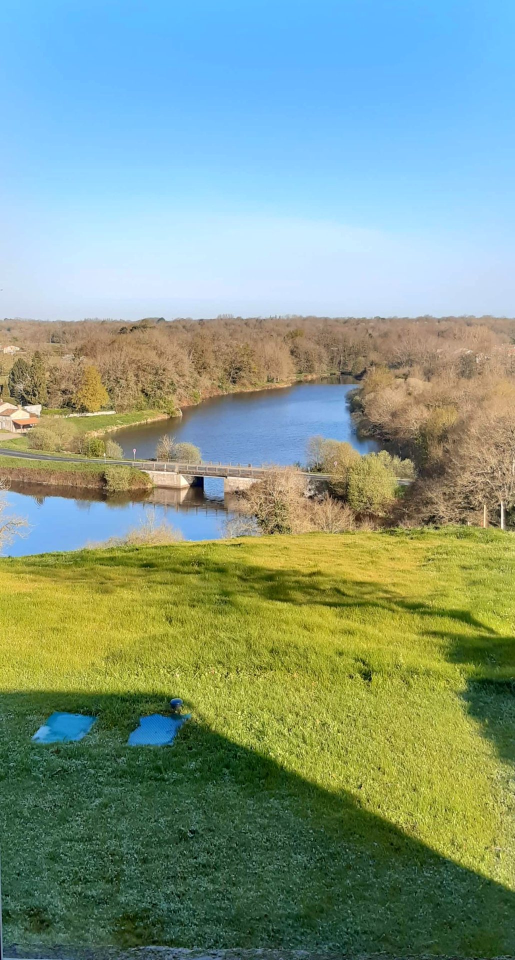 La vue sur le lac depuis le jardin
